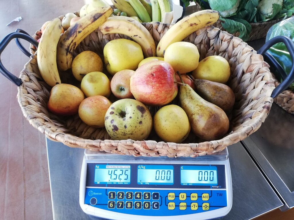 Campanha "Aqui, Fruta Feia não vai para o Lixo!” reuniu 300 quilos de legumes e frutas para insti...