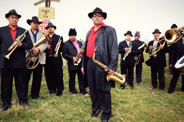 fanfare_ciocarlia_bahndamm_copyright_arne_reinhardt