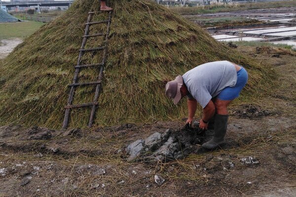 6_set_2025_cobertura_tradicional_de_um_monte_de_sal