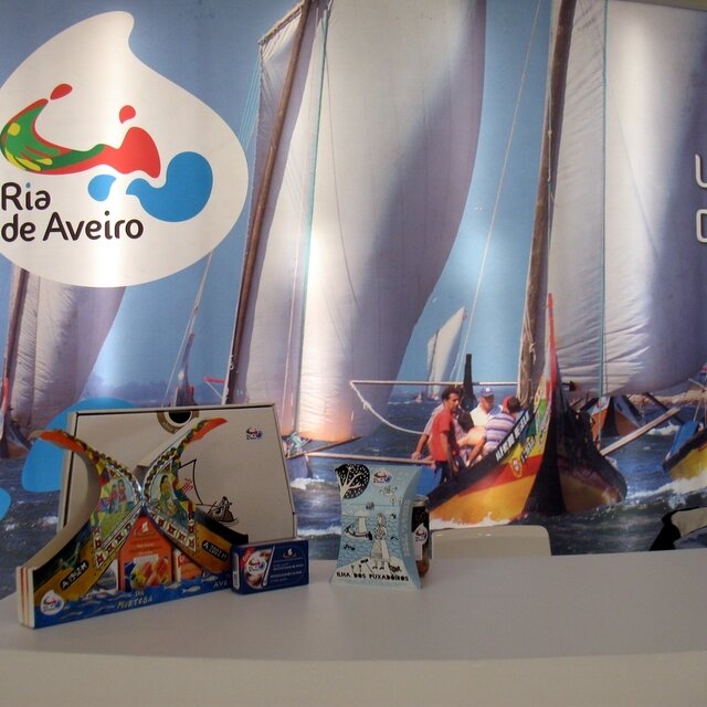 Produtos em exposição no balcão do stand Ria de Aveiro