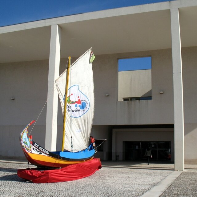 Barco Moliceiro à entrada do Congresso
