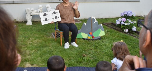 estagiaria_na_biblioteca_municipal