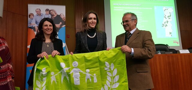 vereadora_recebe_galard_o_das_autarquias___familiarmente_respons_veis