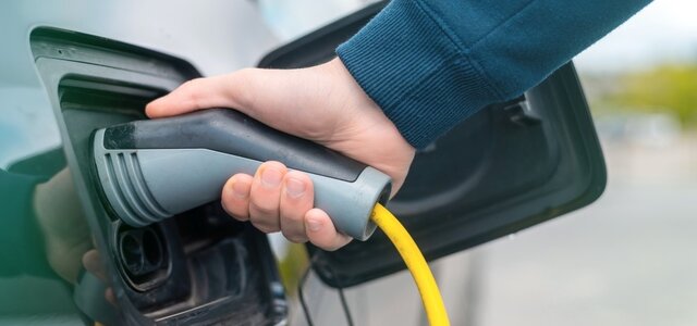 carregamento_carro_eletrico_freepik