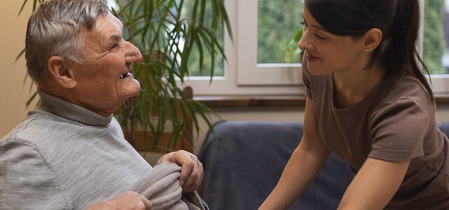 freepick_idoso_sendo_cuidado_por_cuidadora2