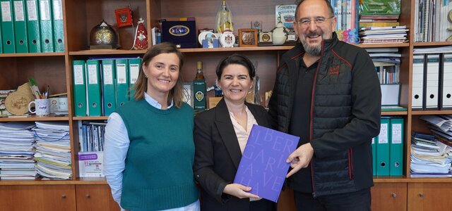 assinatura_de_contrato_de_incubacao_com_patricia_herculano