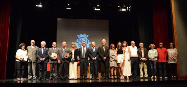 homenageados_e_representantes_em_palco