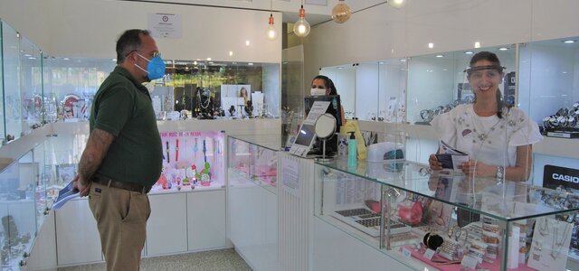 presidente_da_cm_na_entrega_de_folhetos_no_comercio_e_servicos_locais