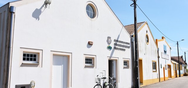 385837_212989575446059_610903401_n