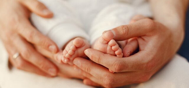 family_spend_time_in_a_summer_garden