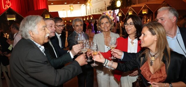 aqui_bairrada_brinde_ministra_ana_abrunhosa1