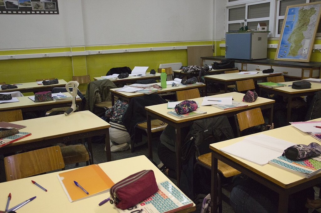 BAIXAR, PROTEGER E AGUARDAR FORAM OS GESTOS PRATICADOS EM VAGOS