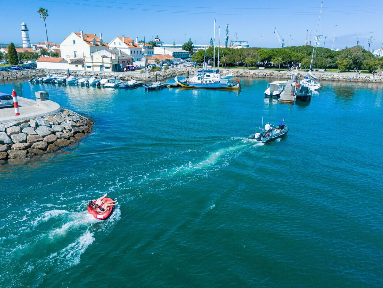 Boia Puxada por Barco