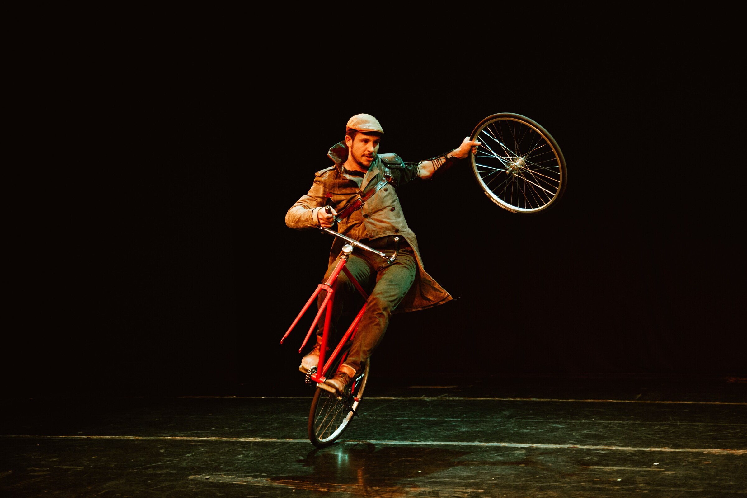 "Y - A Ânsia de Voar",  de Yldor LLach