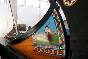 Barco Moliceiro em exposição no Museu Marítimo de Ílhavo (Sala da Ria)