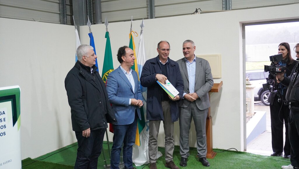 Entrega de trator para prevenção de incêndios rurais