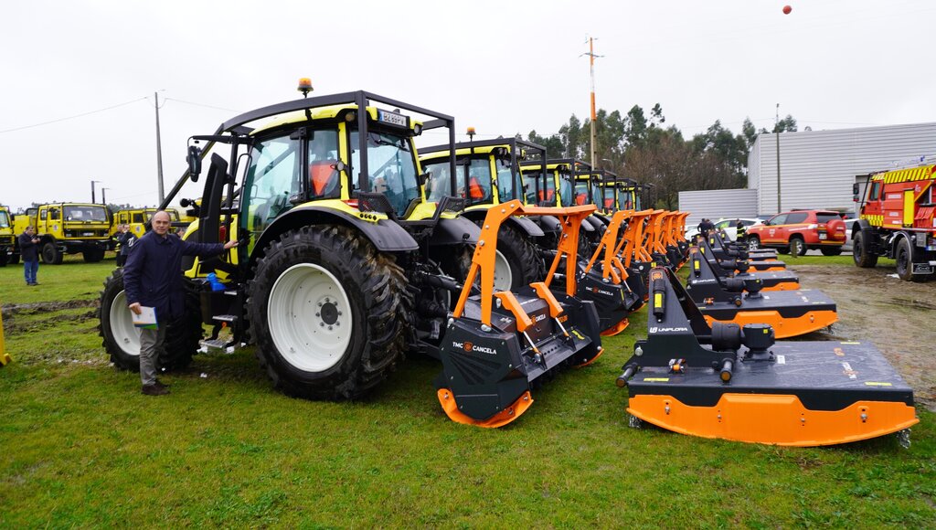 Entrega de trator para prevenção de incêndios rurais