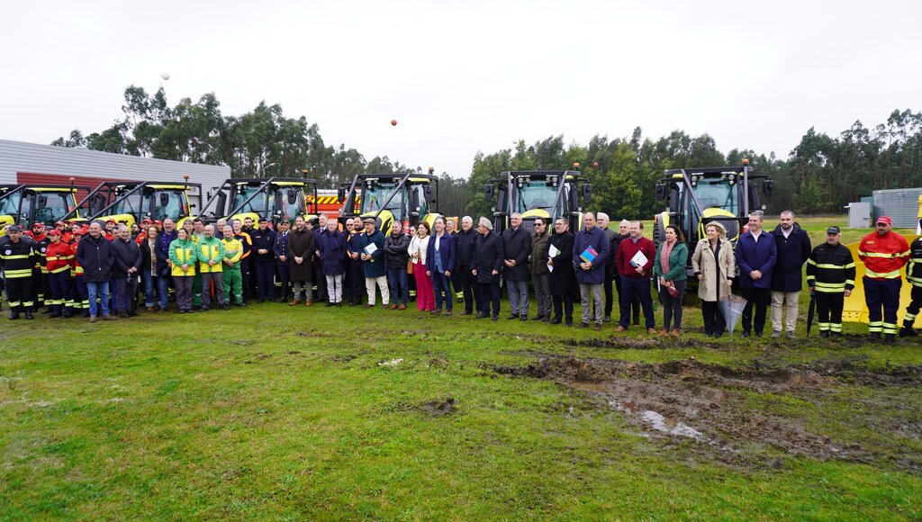 Entrega de trator para prevenção de incêndios rurais