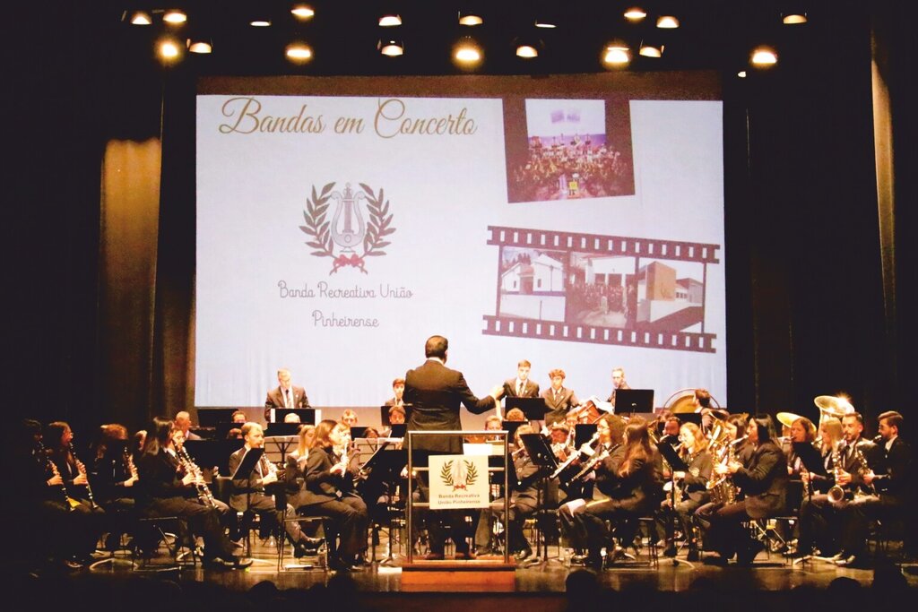 TRIBUTO AO MAESTRO ADRIANO SABENÇA – 10 ANOS - BANDA RECREATIVA UNIÃO PINHEIRENSE - BANDAS EM CON...