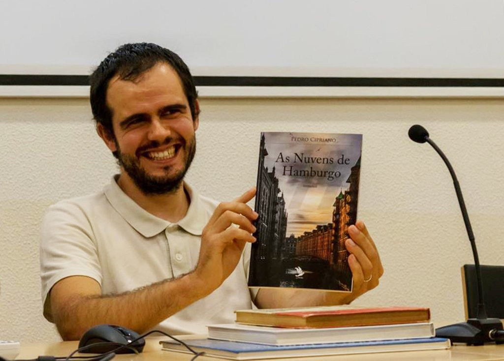 Biblioteca de Praia recebe a apresentação do livro "As Nuvens de Hamburgo"