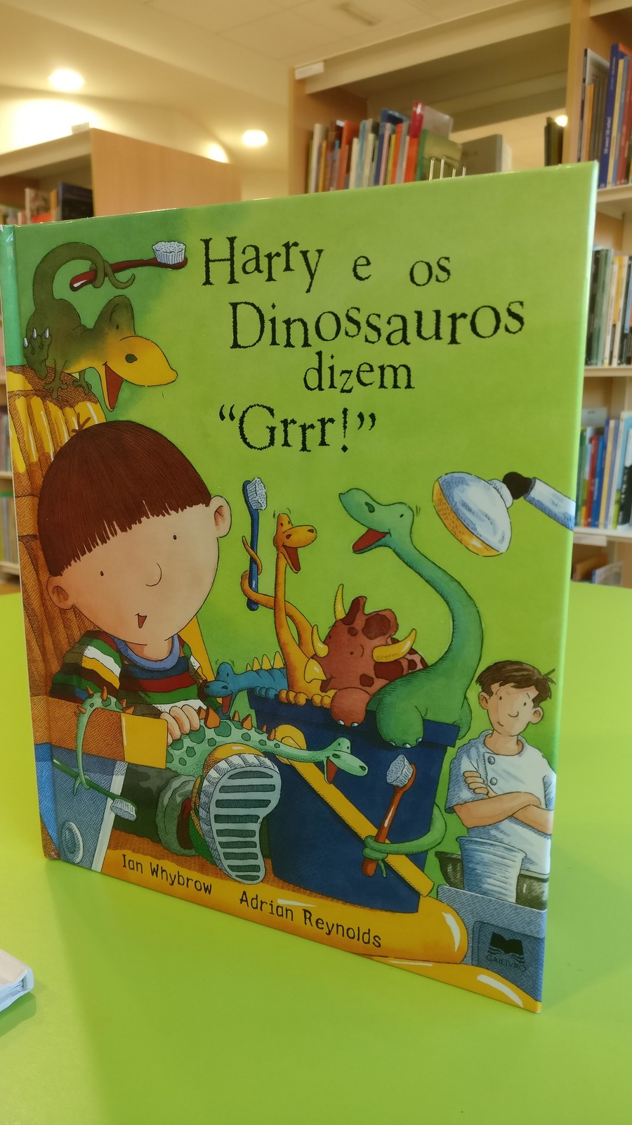 HORA DO CONTO | “HARRY E OS DINOSSAUROS DIZEM “GRRR!”” DE IAN WHYBROW