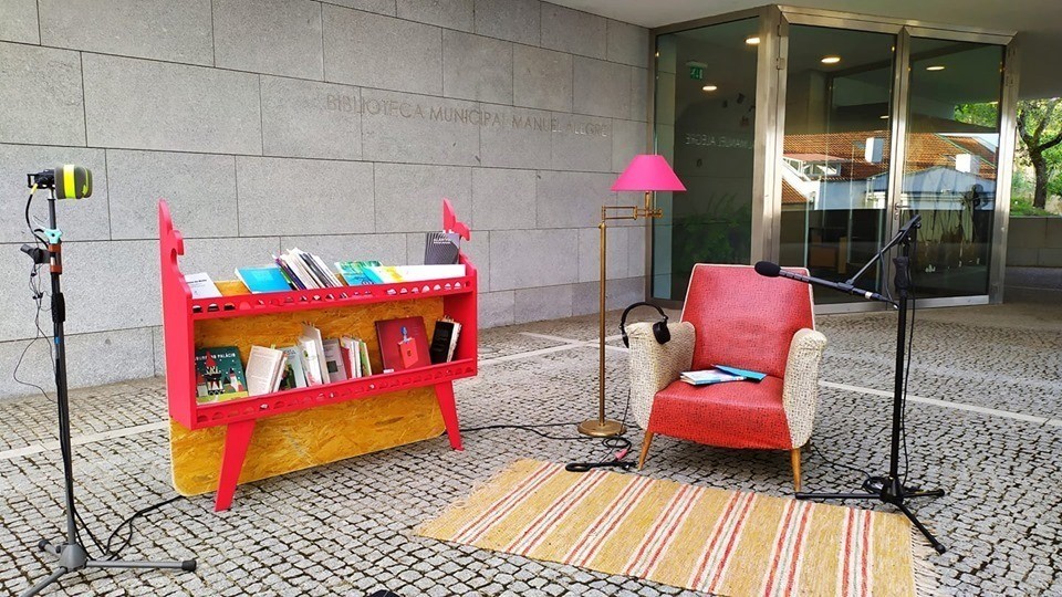 Instalação artística “Fora da Estante” transforma Biblioteca Municipal