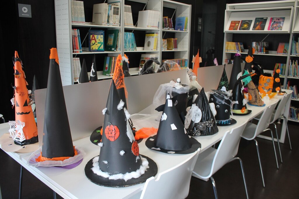 EXPOSIÇÃO DE CHAPÉUS DE HALLOWEEN NA CASA DAS GERAÇÕES