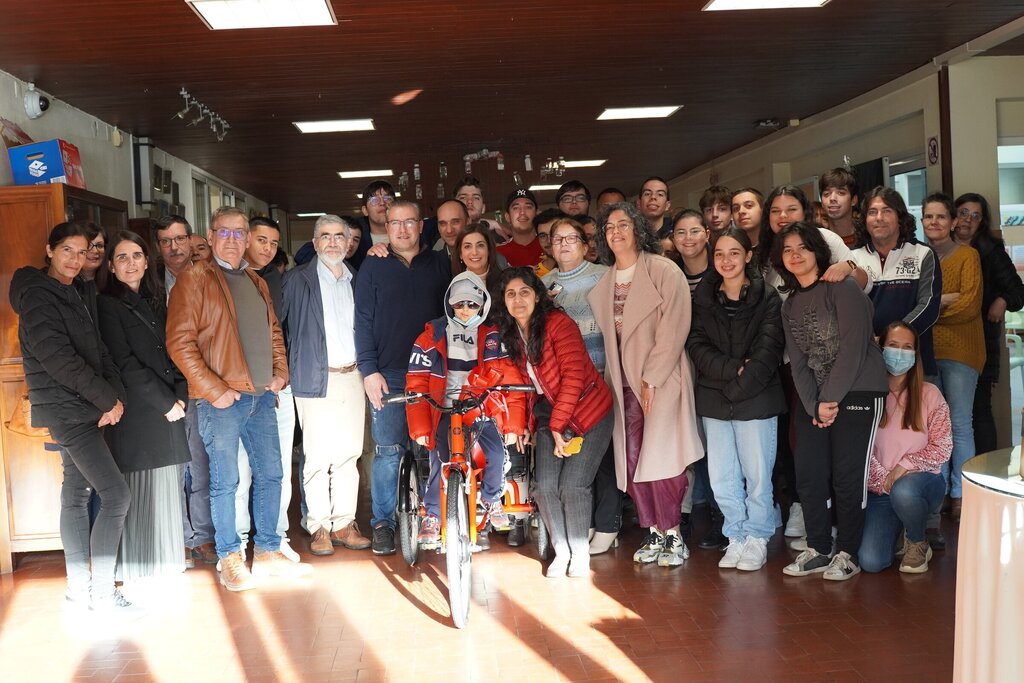 Mateus recebe bicicleta elétrica adaptada para ir às aulas