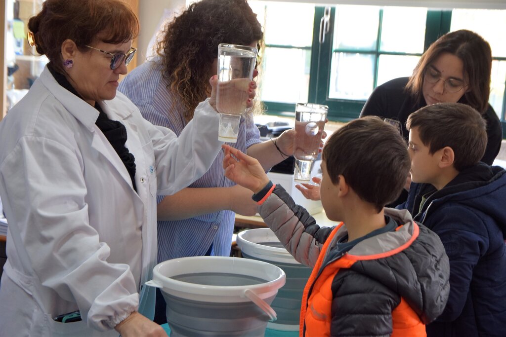 Água e experiências de laboratório nas escolas