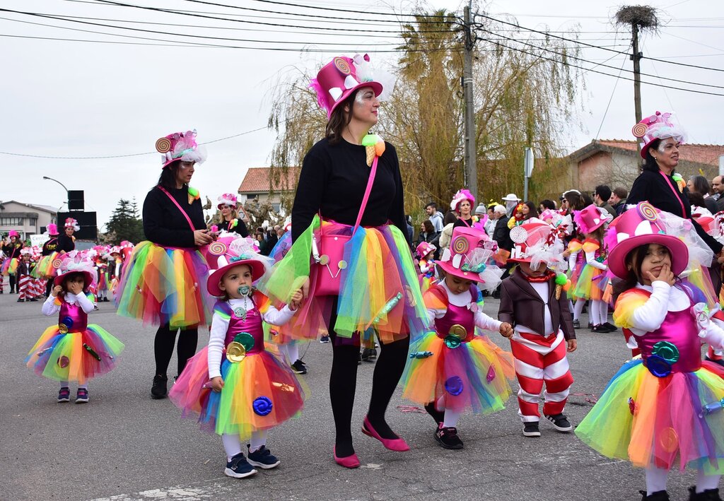 CARNAVAL INFANTIL ENCHEU AS RUAS DA MURTOSA DE COR E ALEGRIA