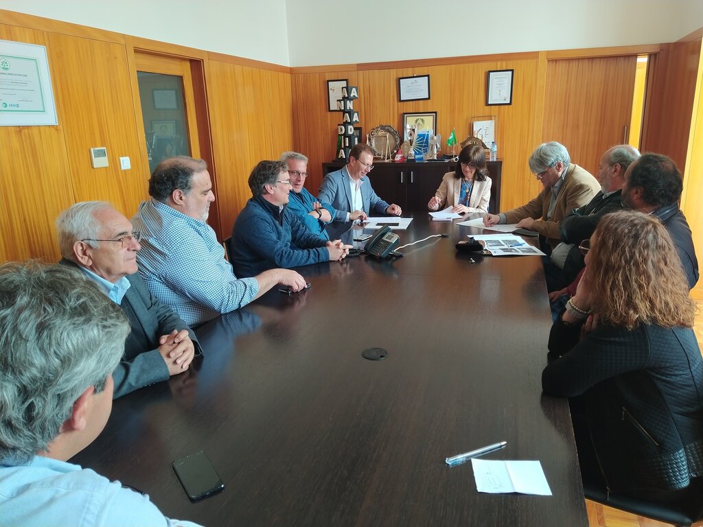 Construção de rotunda no Peneireiro