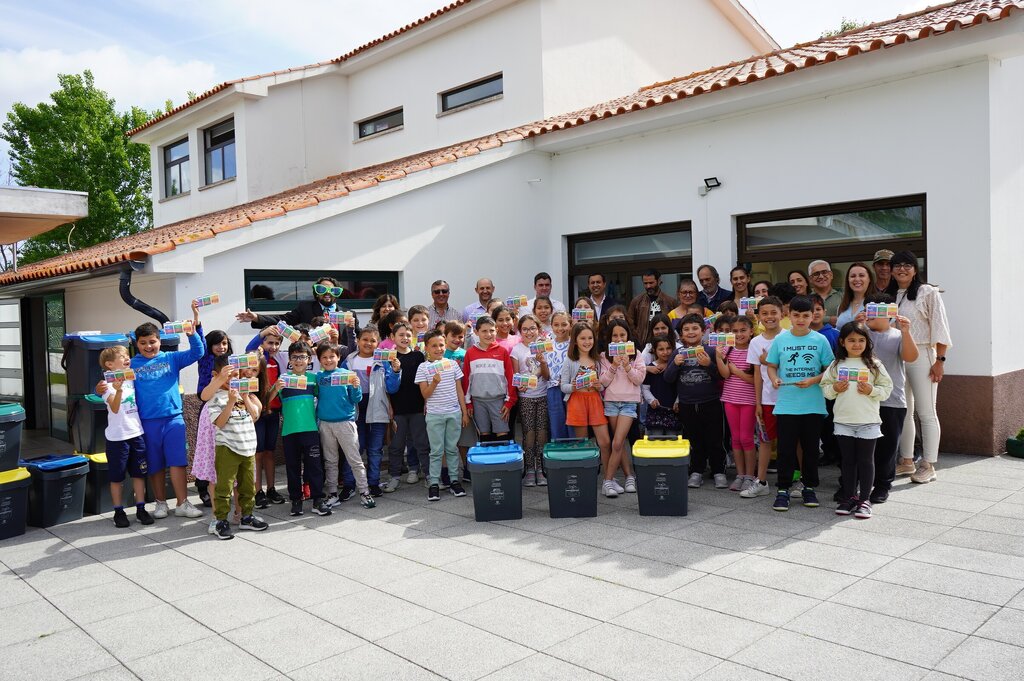 FOI DADO, NA EB DE SOZA, O PRIMEIRO PASSO PARA A ENTREGA DE MINI-ECOPONTOS AOS ALUNOS DO 1º CICLO...