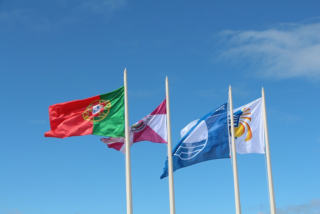 Hastear das Bandeiras Azul e “Praia Acessível - Praia para Todos” nas Praias da Barra e da Costa ...