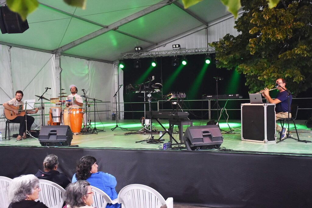 NOITE LATINA ANIMOU A FEIRA AGRÍCOLA