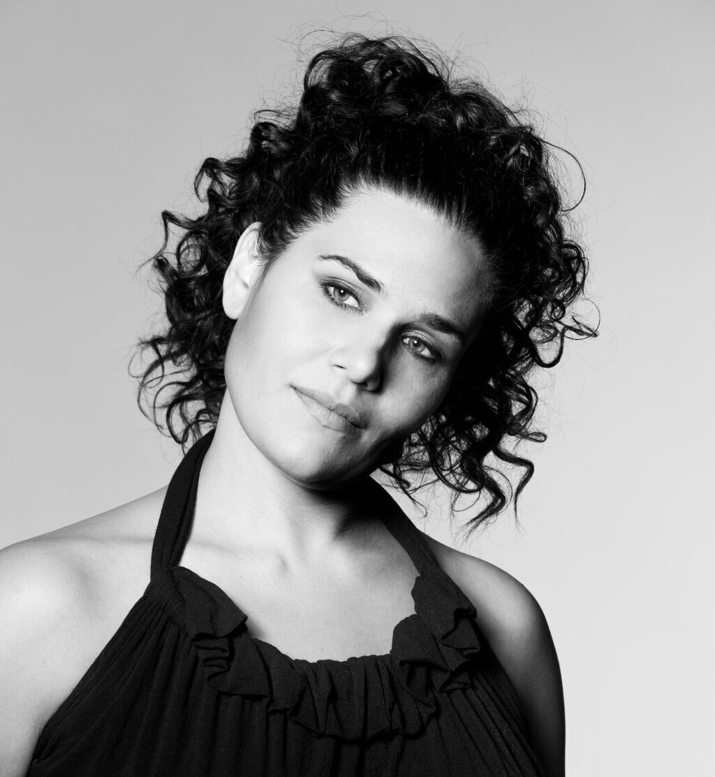 SUSANA TRAVASSOS CANTA A AMÉRICA LATINA NA TORREIRA