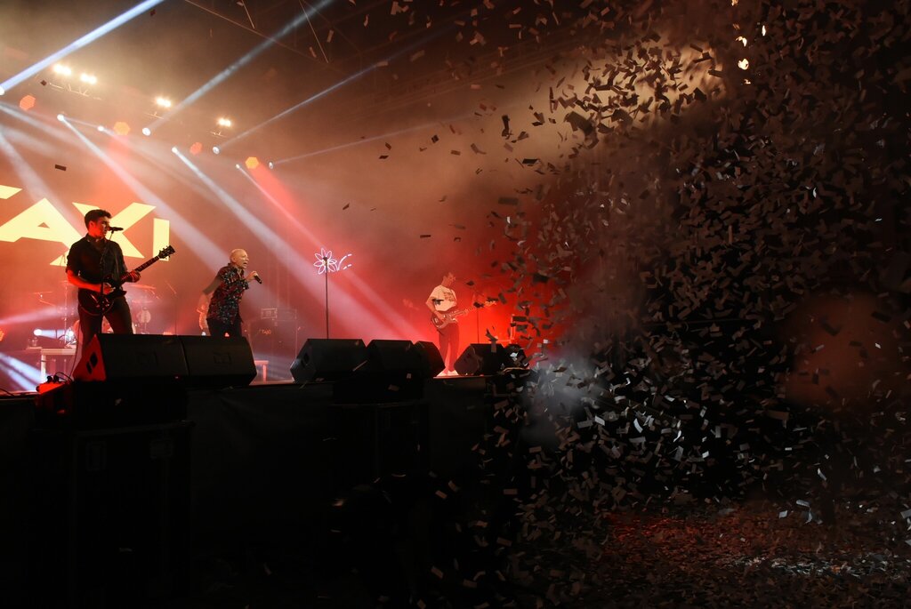 TAXI TROUXERAM OS ANOS 80 DE VOLTA NO LARGO DA VARINA