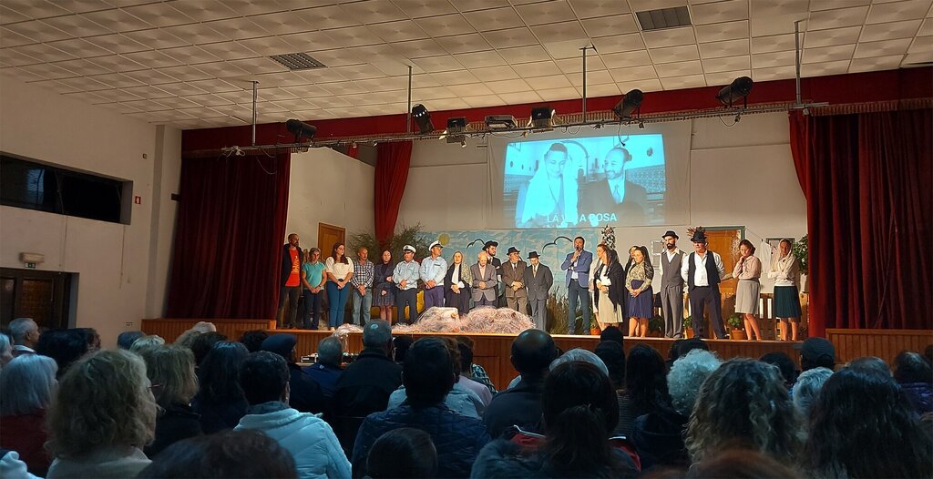 MAIS DE 300 PESSOAS ASSISTIRAM À ESTREIA DE “LÁ VAI A ROSA”