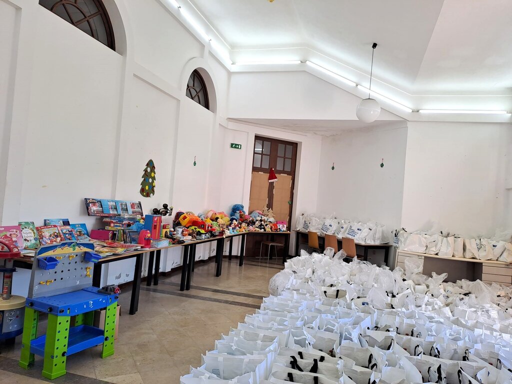 Entrega de cabazes de Natal a famílias carenciadas