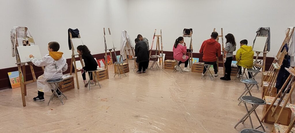 OFICINA DE ARTES COM ATIVIDADE FORMATIVA DE MÚSICA E PINTURA PARA AS CRIANÇAS