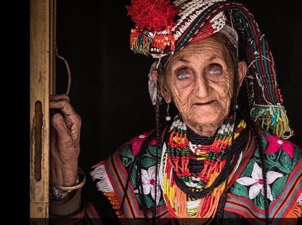 ANA ABRÃO APRESENTA "KALASHA" NA OFICINA DE ARTES