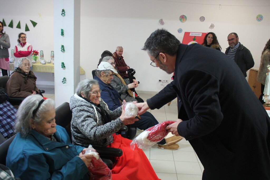 MUNICÍPIO OFERECE PRENDA AOS IDOSOS DAS INSTITUIÇÕES LOCAIS