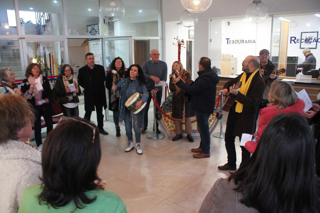 PROFESSORES CANTARAM AS JANEIRAS NOS PAÇOS MUNICÍPIO