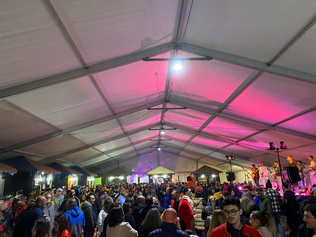 BANDA “É NO PAGODE” ANIMOU MAIS UMA “NOITE DE FOLIA” NA TENDA