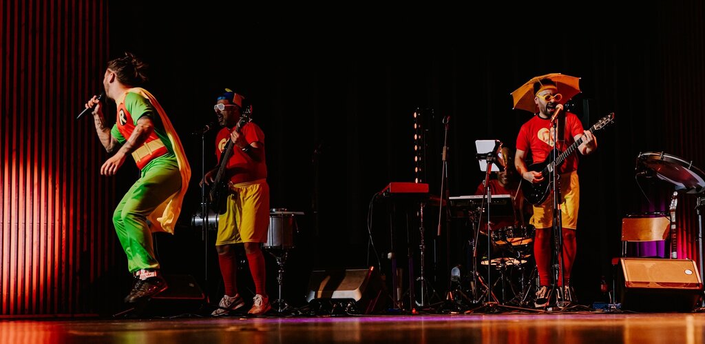 "OS CREUZEBEKS" PRESTAM TRIBUTO À BANDA "MAMONAS ASSASSINAS" NA NOITE DE FOLIA