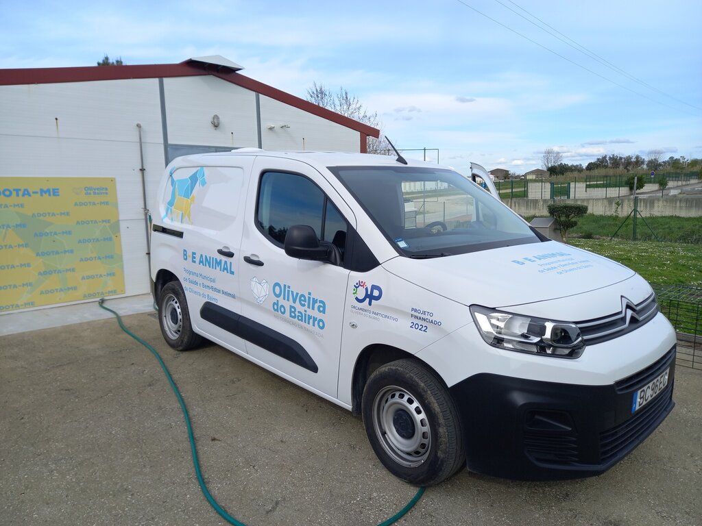 Carrinha do Centro de Recolha Animal de Oliveira do Bairro ao serviço