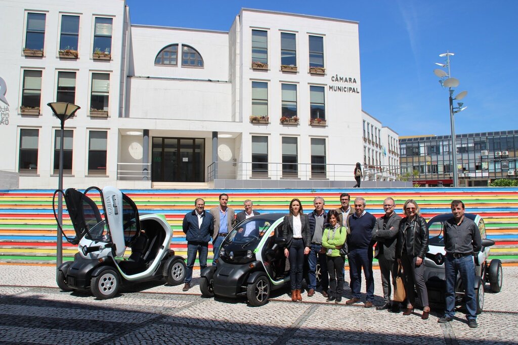 Educação :: Autarquia entrega Carros Elétricos a Escolas do Concelho