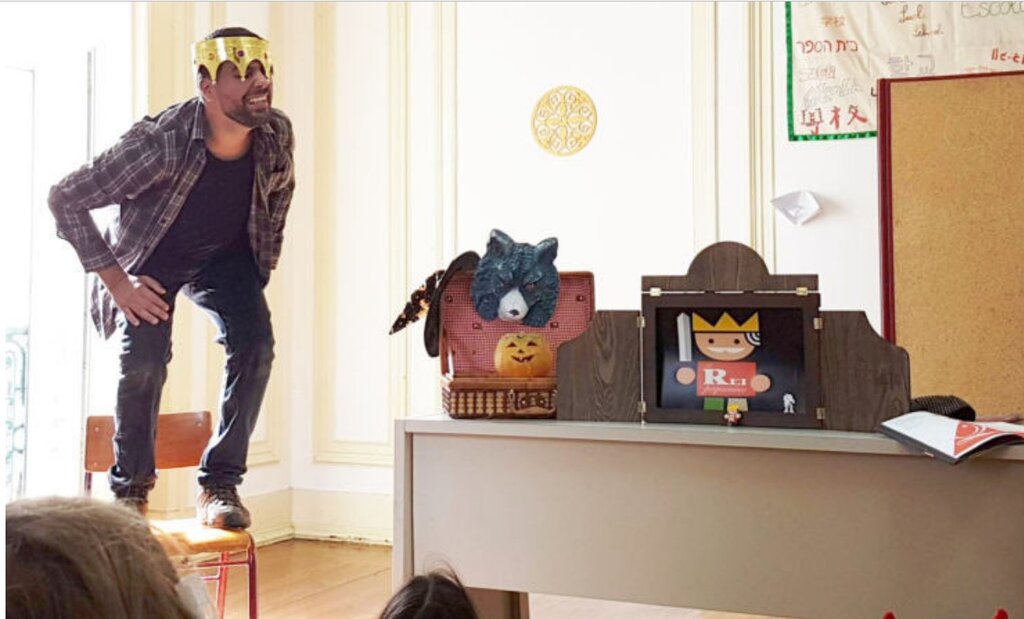 Um brincador de estórias na Biblioteca Municipal