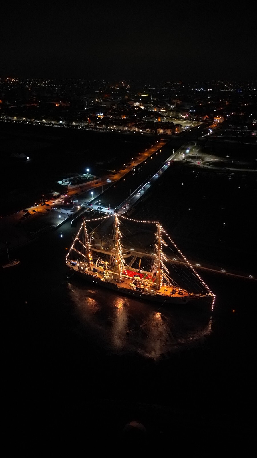 Câmara de Aveiro saúda a Marinha Portuguesa com espetáculo de fogo de artifício, este sábado na e...