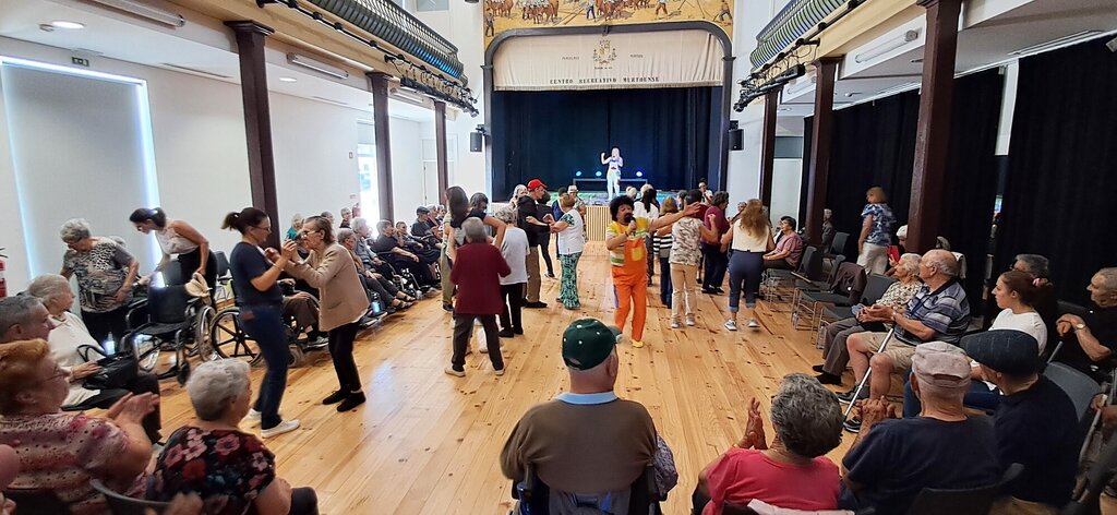 JOÃO CLARO E BENVINDA COSTA ANIMARAM O BAILE SÉNIOR DOS SANTOS POPULARES