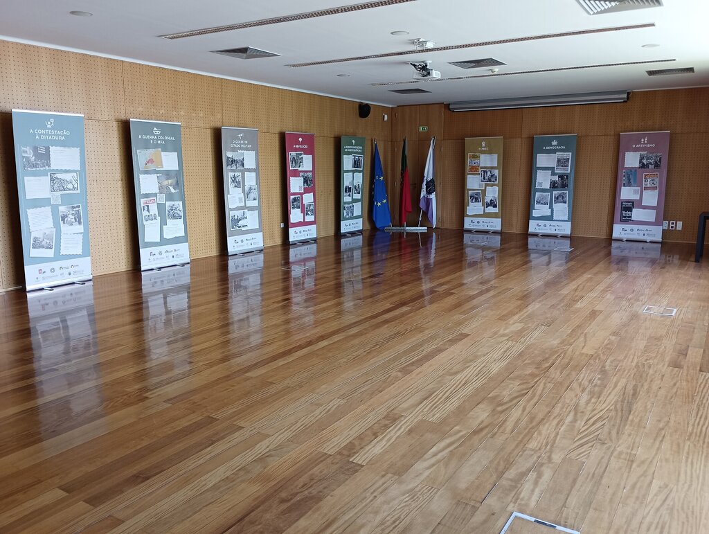 Exposição sobre 25 de abril patente na Biblioteca